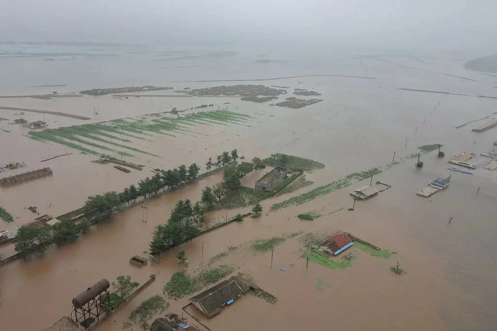 Tình trạng ngập lụt ở thành phố Sinuiju, Triều Tiên, ngày 28/7. (Nguồn: KCNA/AFP/Getty Images)