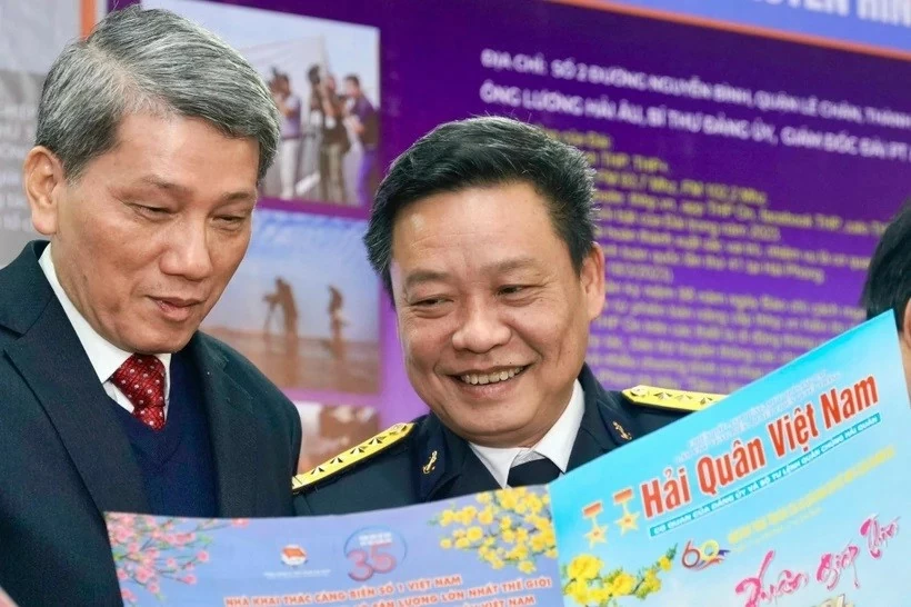 Colonel Nguyen Van Toan, Editor-in-Chief of the Hai Quan Viet Nam (Vietnam Navy) newspaper (R) is confident in the nation's comprehensive development. (Source: VNA)