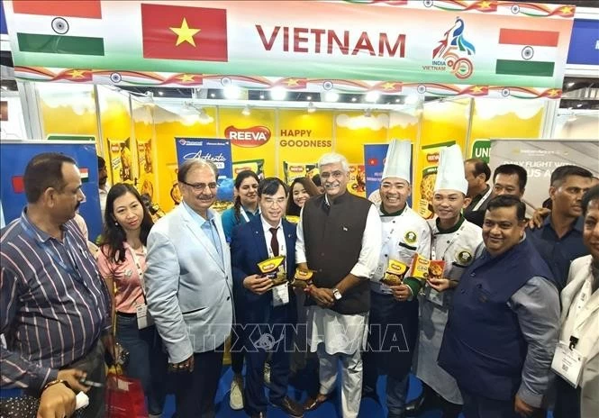 Bộ trưởng Bộ Văn hóa và Du lịch Ấn Độ Gajendra Singh Shekhawat tới thăm và chứng kiến lễ khai trương gian hàng của Việt Nam tại IHE 2014.