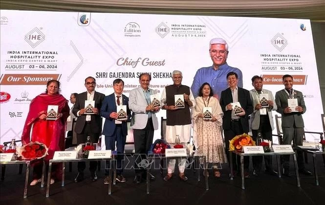 Các đại biểu cấp cao chụp ảnh lưu niệm tại lễ khai mạc IHE 2024. Các đại biểu cấp cao chụp ảnh lưu niệm tại lễ khai mạc IHE 2024.