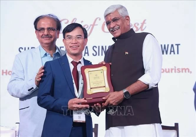 Bộ trưởng Bộ Văn hóa và Du lịch Ấn Độ Gajendra Singh Shekhawat trao kỷ niệm chương cho Tham tán Thương mại Việt Nam Bùi Trung Thướng, đồng thời công bố Việt Nam được chọn là quốc gia đối tác của IHE 2024. 