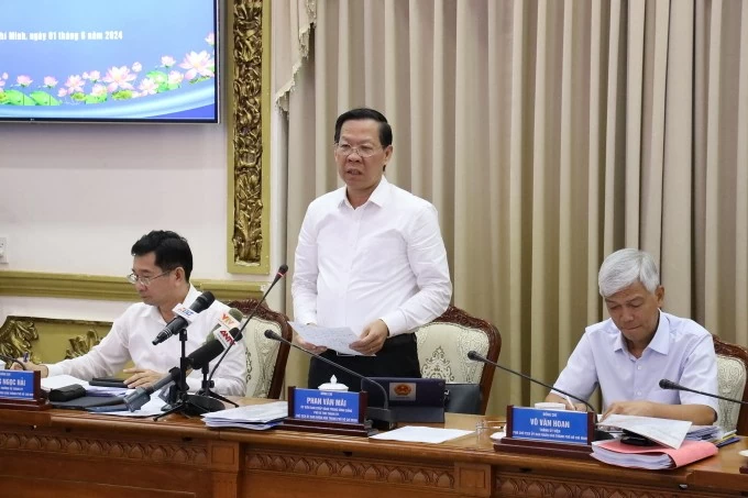 Phan Van Mai (standing), chairman of the city People’s Committee. (Source: VNA)