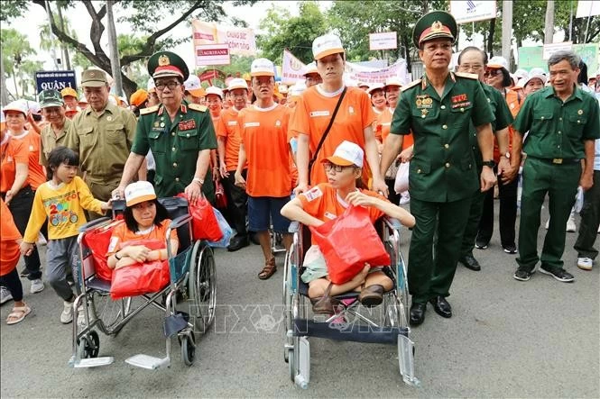 Over 5,000 join charity walk to support Agent Orange/dioxin victims (Source: VNA)