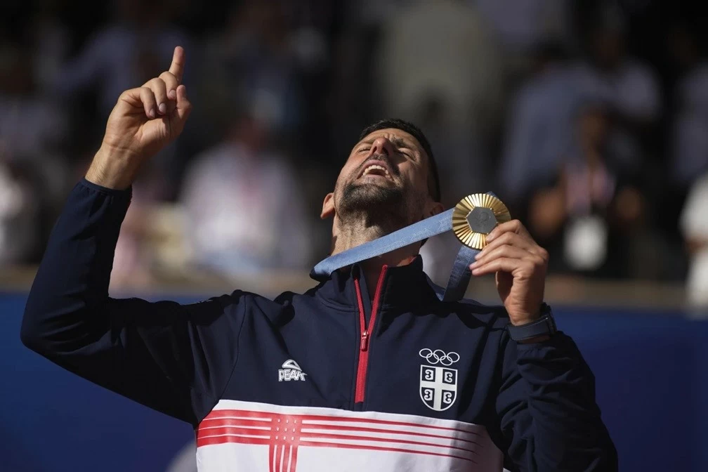 Novak Djokovic giành huy chương vàng môn quần vợt Olympic Paris 2024. (Nguồn: AP)
