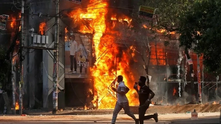 Bangladesh: Đụng độ bạo lực khiến gần 100 người tử vong, chính phủ tung lệnh giới nghiêm vô thời hạn, sinh viên biểu tình tiếp tục thách thức