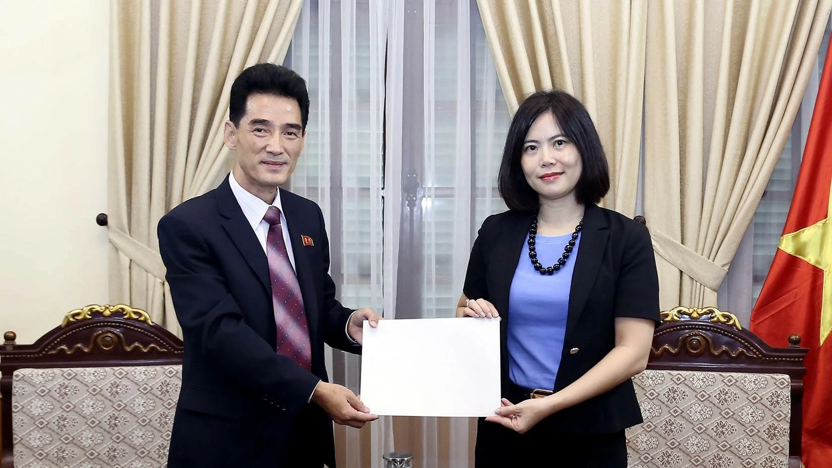 Tiếp nhận bản sao Thư ủy nhiệm bổ nhiệm Đại sứ Triều Tiên tại Việt Nam