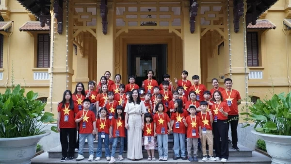 Deputy FM Le Thi Thu Hang welcomes Vietnamese children, teachers from RoK