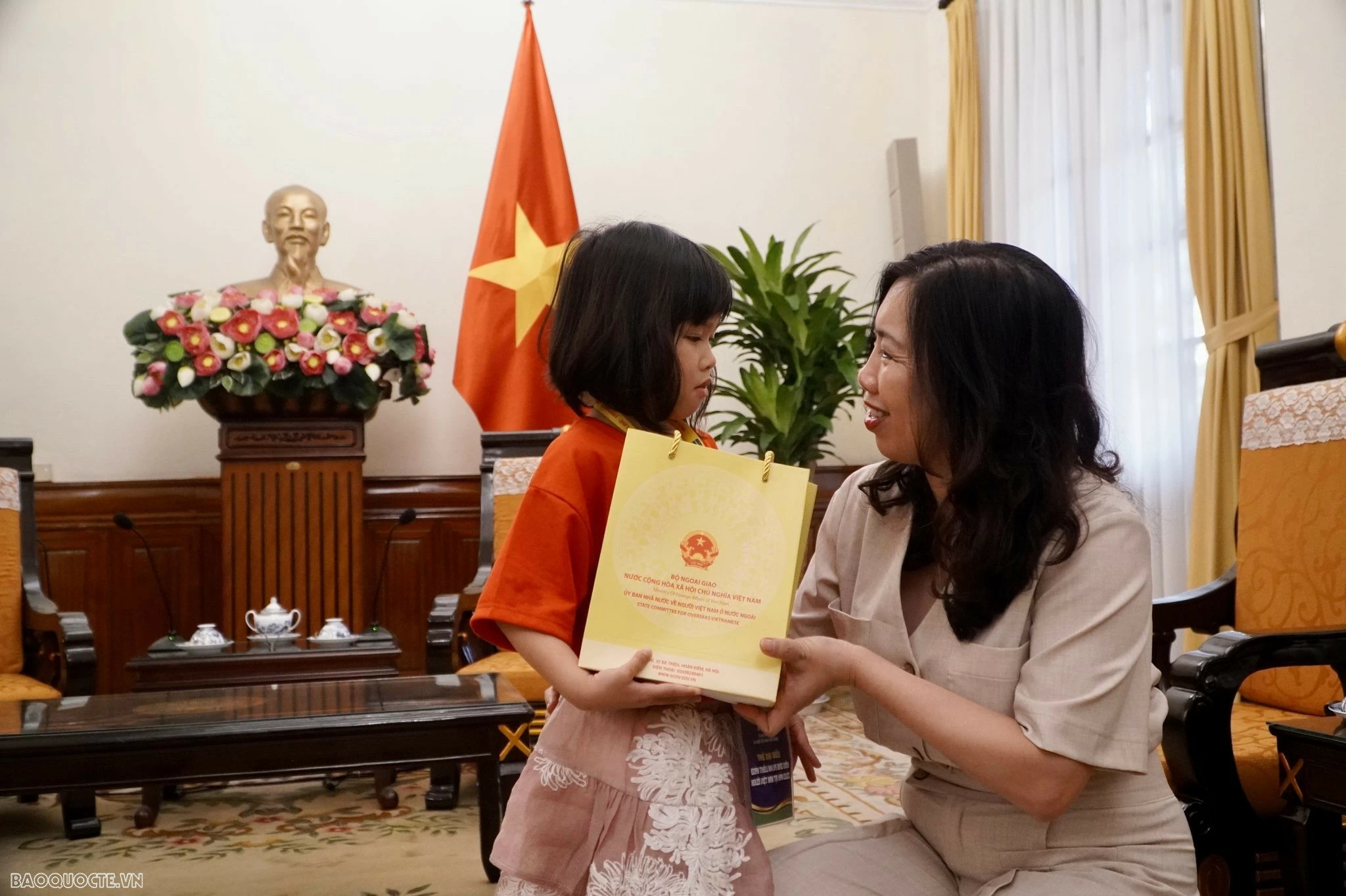 Deputy FM Le Thi Thu Hang welcomes Vietnamese children, teachers from RoK