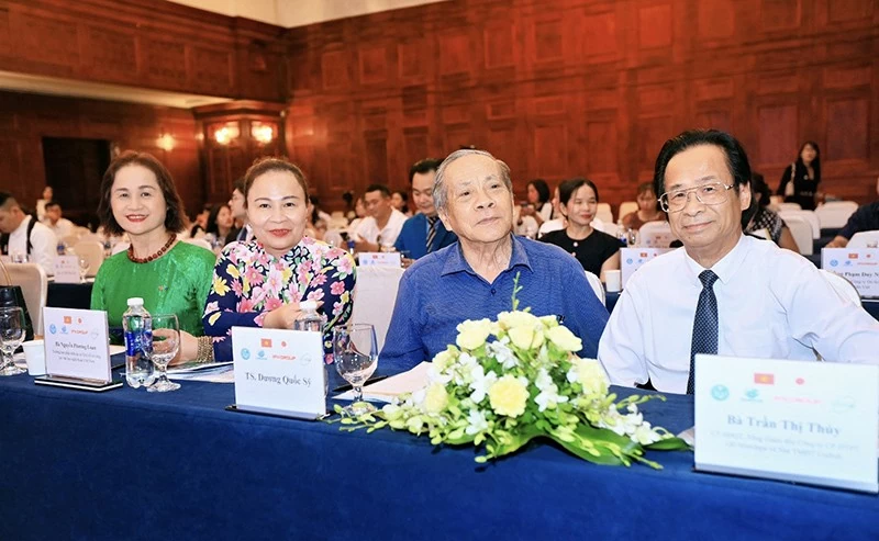 Từ phải qua trái: PGS.TS Nguyễn Lân Trung; Tiến sĩ Dương Quốc Sỹ; Bà Nguyễn Phương Loan và Bà Thái Thị Lan Hương.