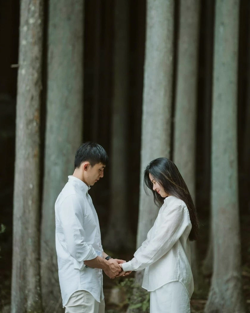 Diễn viên Midu và chồng doanh nhân đồng điệu trang phục sắc trắng Diễn viên Midu và chồng doanh nhân đồng điệu trang phục sắc trắng