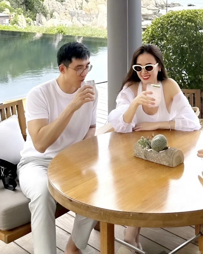 Diễn viên Midu và chồng doanh nhân đồng điệu trang phục sắc trắng Diễn viên Midu và chồng doanh nhân đồng điệu trang phục sắc trắng