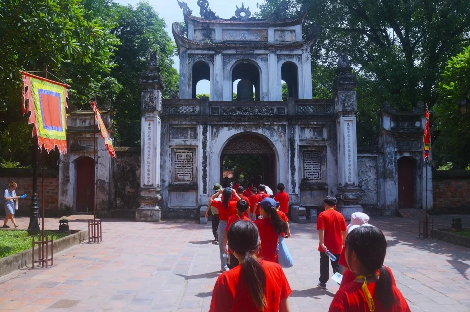 Thiếu nhi kiều bào Hàn Quốc trải nghiệm làm nón lá Việt Nam