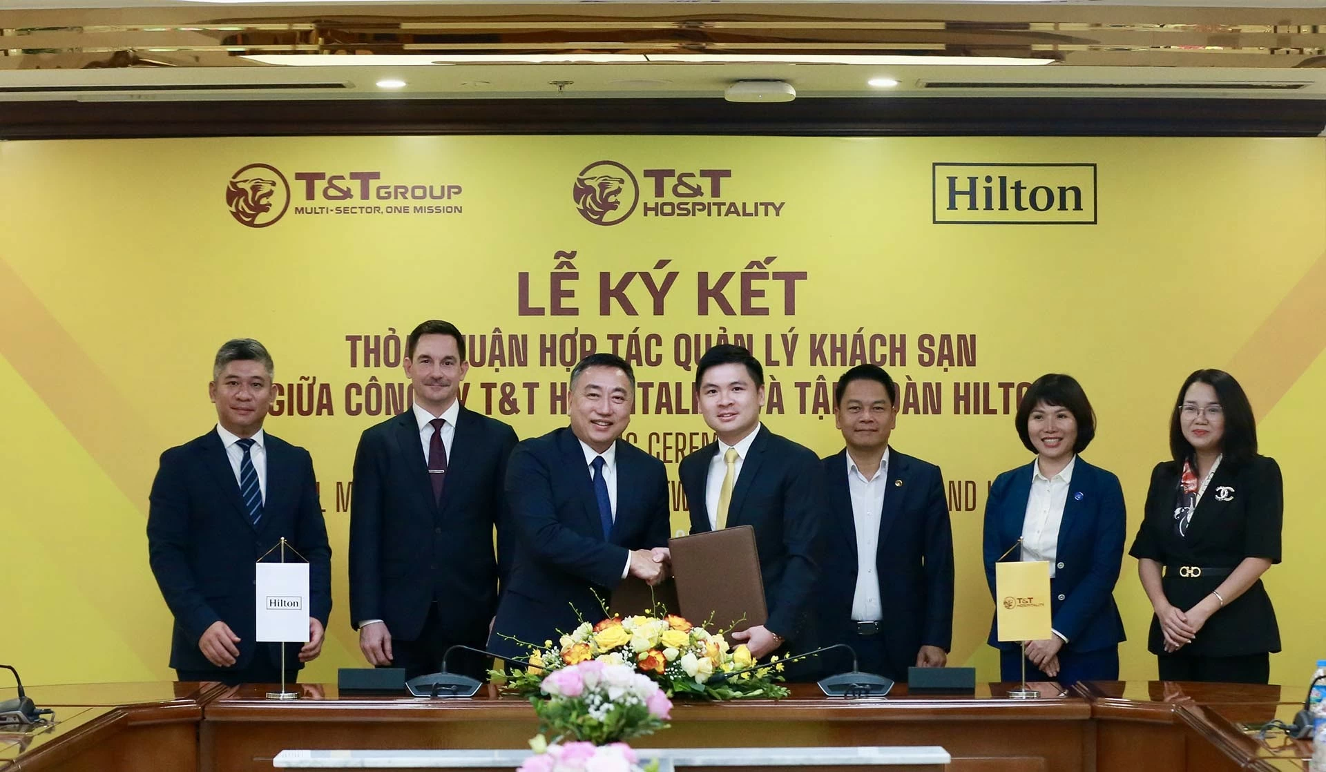 Đại diện Công ty T&T Hospitality và Tập đoàn Hilton trao thỏa thuận hợp tác