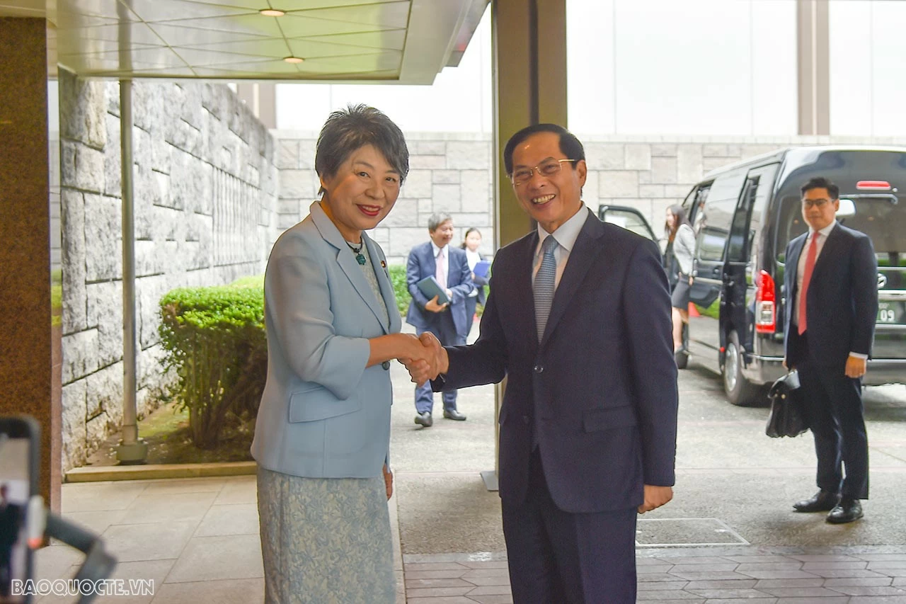 Japanese FM Kamikawa Yoko welcomed FM Bui Thanh Son in Tokyo