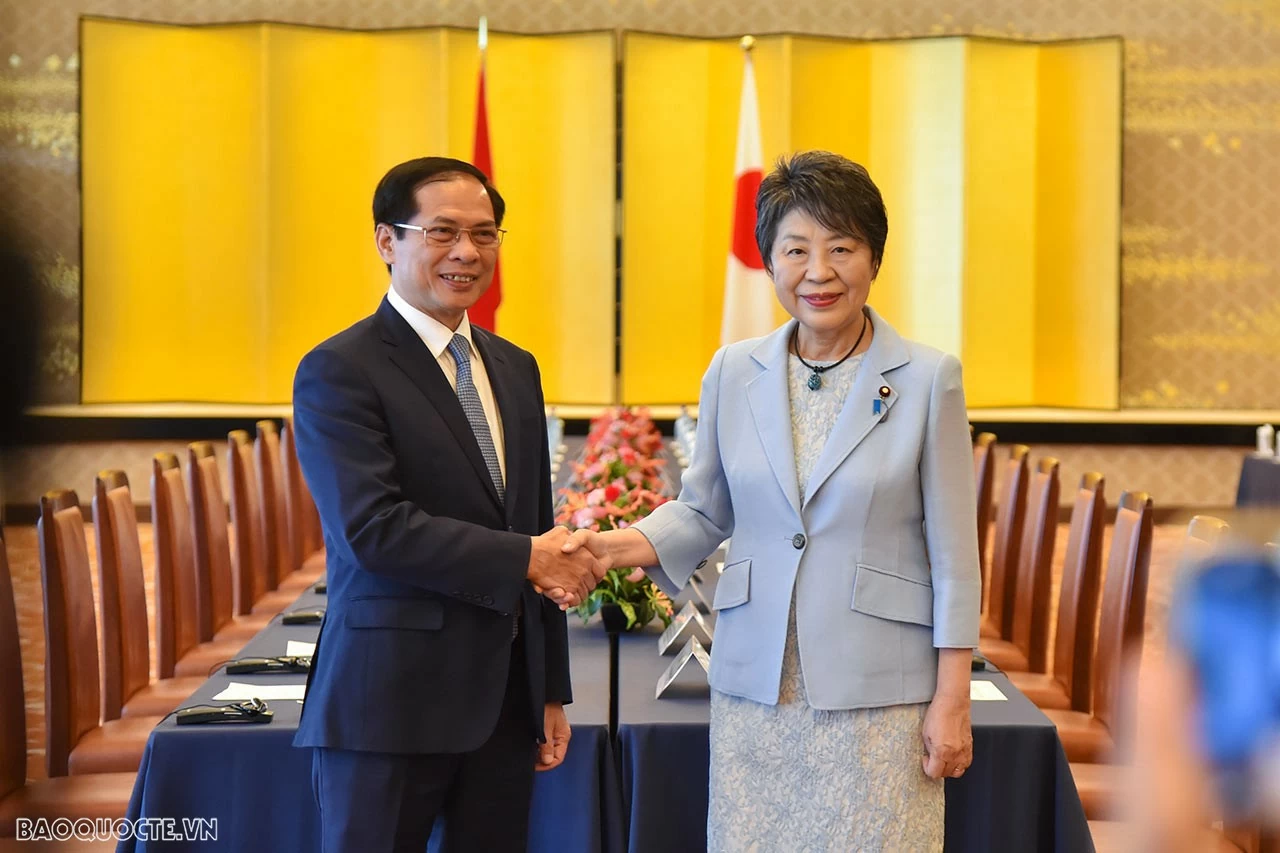 Japanese FM Kamikawa Yoko welcomed FM Bui Thanh Son in Tokyo