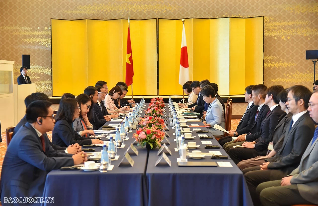 Japanese FM Kamikawa Yoko welcomed FM Bui Thanh Son in Tokyo