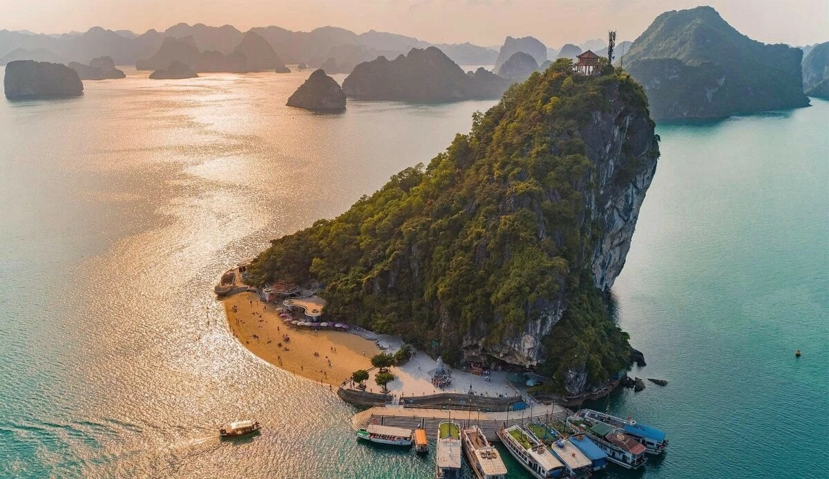 Ha Long Bay marks 30 years as UNESCO World Heritage site