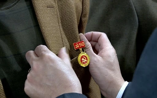 Tuổi Đảng bao nhiêu được tặng Huy hiệu Đảng năm 2024? Tuổi Đảng bao nhiêu được tặng Huy hiệu Đảng năm 2024?