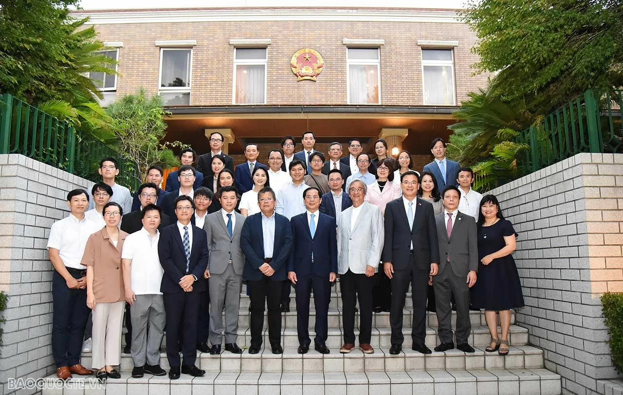 Foreign Minister Bui Thanh Son meets overseas Vietnamese intellectuals in Japan