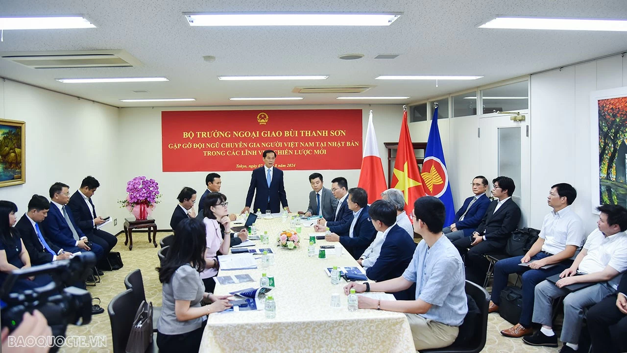 Bộ trưởng Ngoại giao Bùi Thanh Sơn gặp mặt trí thức người Việt và trao tặng huân, huy chương cho bạn bè Nhật Bản