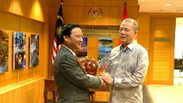 NA Vice Chairman Nguyen Khac Dinh meets with Malaysian Deputy PM Haji Yusof