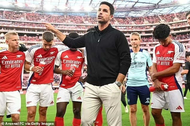 Arsenal: HLV Arteta bí mật thuê đội móc túi chuyên nghiệp trộm đồ của các học trò