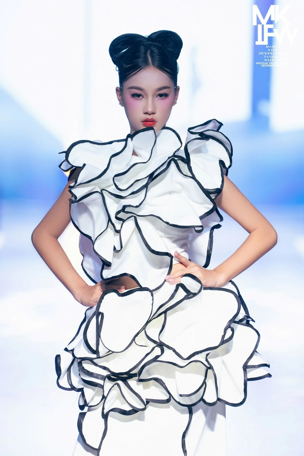 Sandra Ly nổi bật với visual sắc nét. Sandra Ly nổi bật với visual sắc nét.