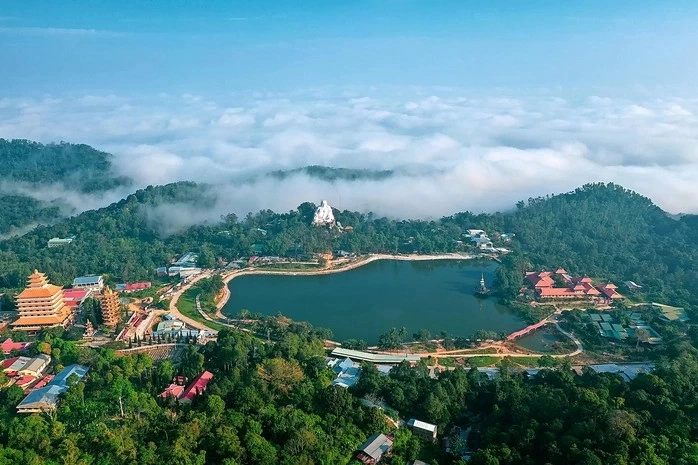 Cam Mountain in An Giang province is a favorite destination for many tourists. (Photo: nld.com.vn) 