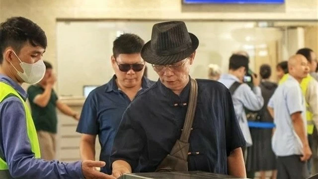 Nhon-Hanoi Station metro line carries 34,184 passengers on first day of operation