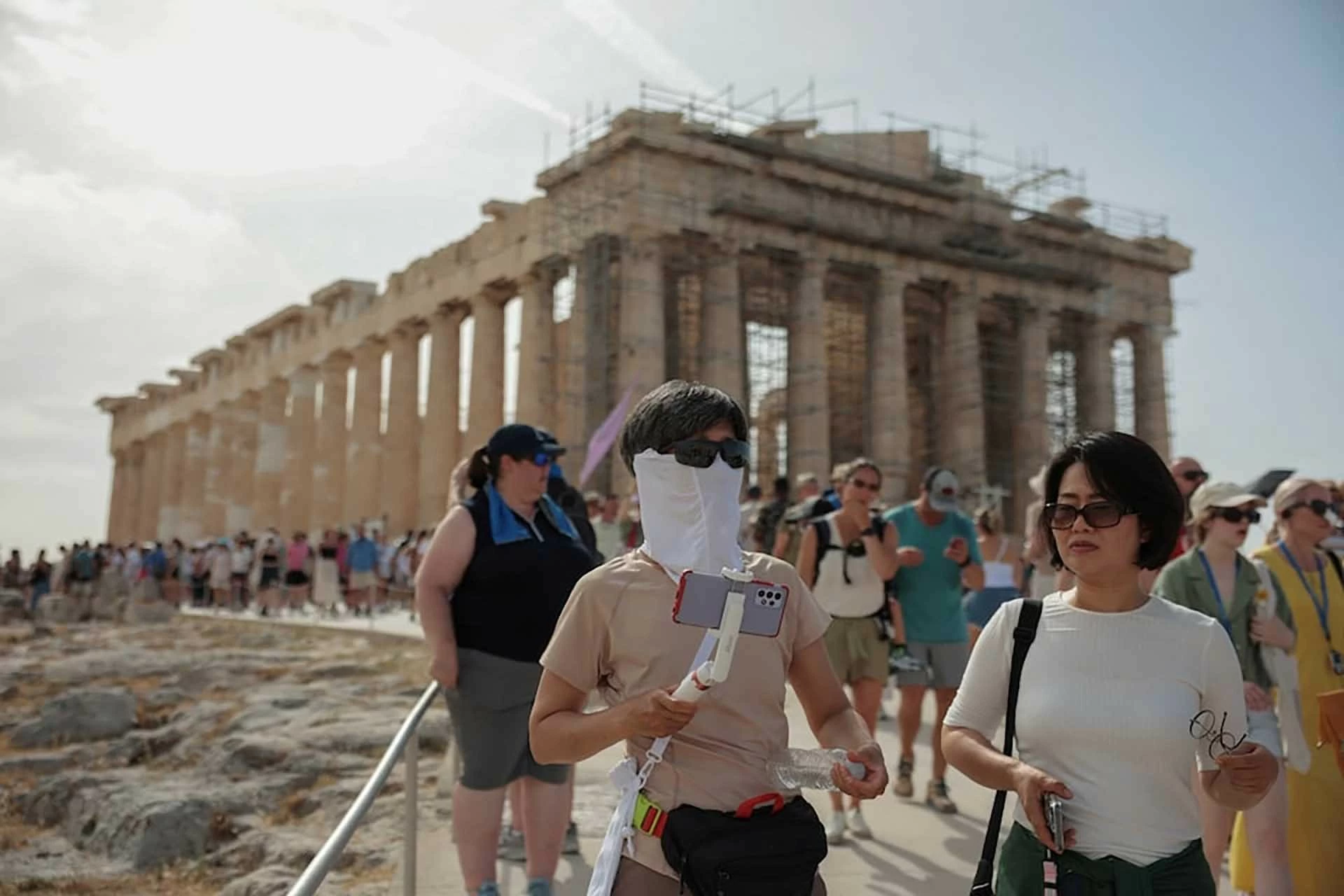 Khách du lịch đến thăm ngôi đền Parthenon tại Athens, Hy Lạp. (Nguồn: Reuters)