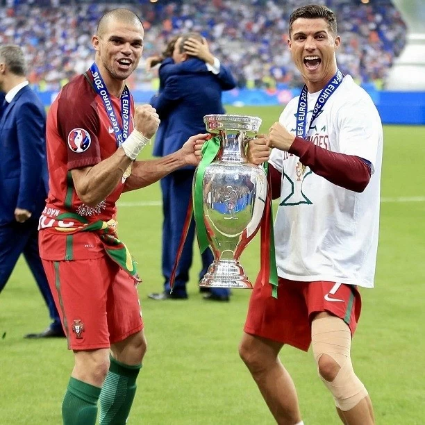 Ronaldo xúc động tri ân Pepe