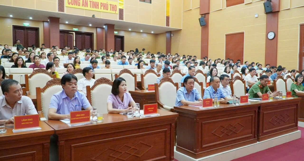 Các chuyên đề được các đại biểu đánh giá cao vì đã cung cấp những thông tin, kiến thức thiết thực về công tác bảo đảm nhân quyền, qua đó giúp cán bộ làm công tác quản lý, tham mưu và thực thi bảo đảm quyền con người thực hiện tốt hơn nhiệm vụ và công tác chuyên môn. Các chuyên đề được các đại biểu đánh giá cao vì đã cung cấp những thông tin, kiến thức thiết thực về công tác bảo đảm nhân quyền, qua đó giúp cán bộ làm công tác quản lý, tham mưu và thực thi bảo đảm quyền con người thực hiện tốt hơn nhiệm vụ và công tác chuyên môn.