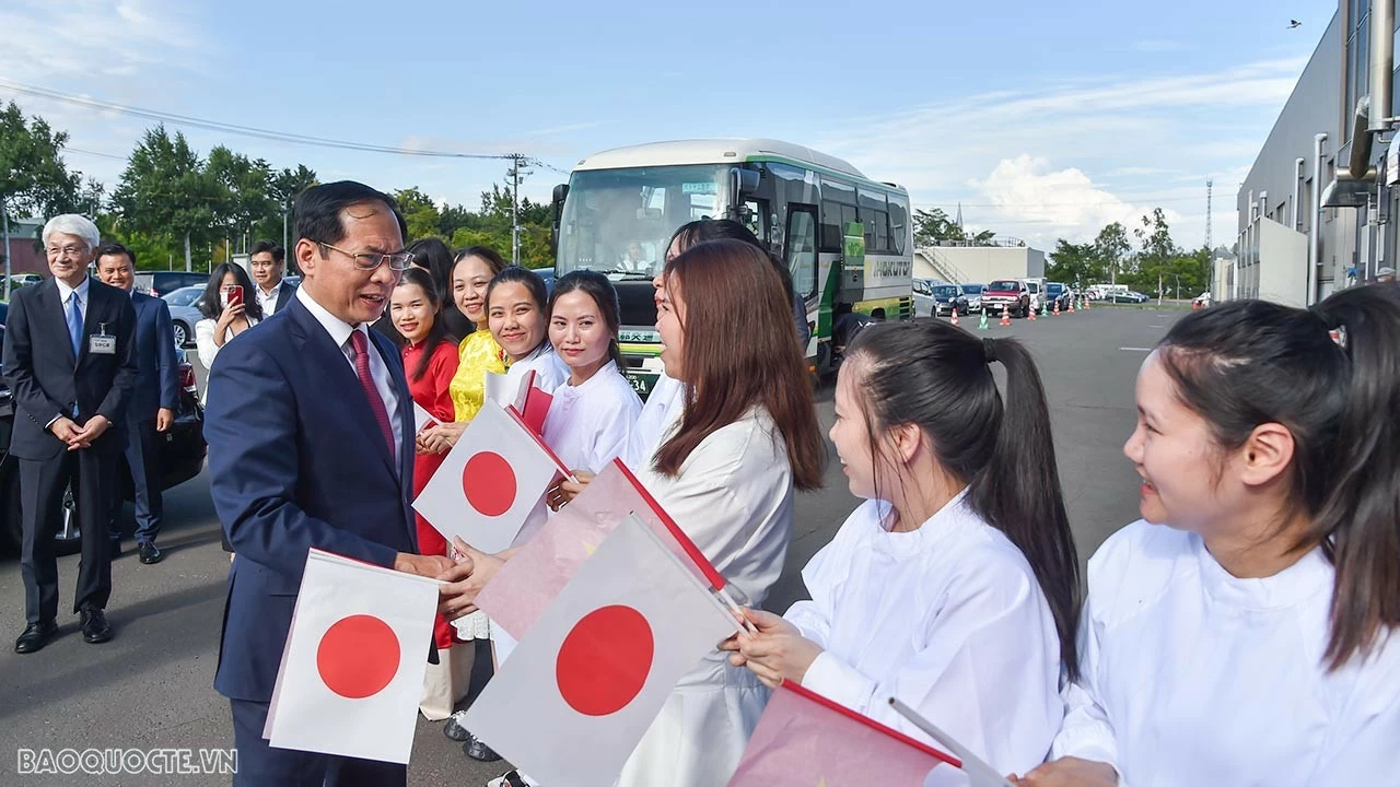 Bộ trưởng Ngoại giao Bùi Thanh Sơn thăm nhà máy Ebetsu của Coop Sapporo tại Hokkaido và giao lưu với thực tập sinh Việt Nam