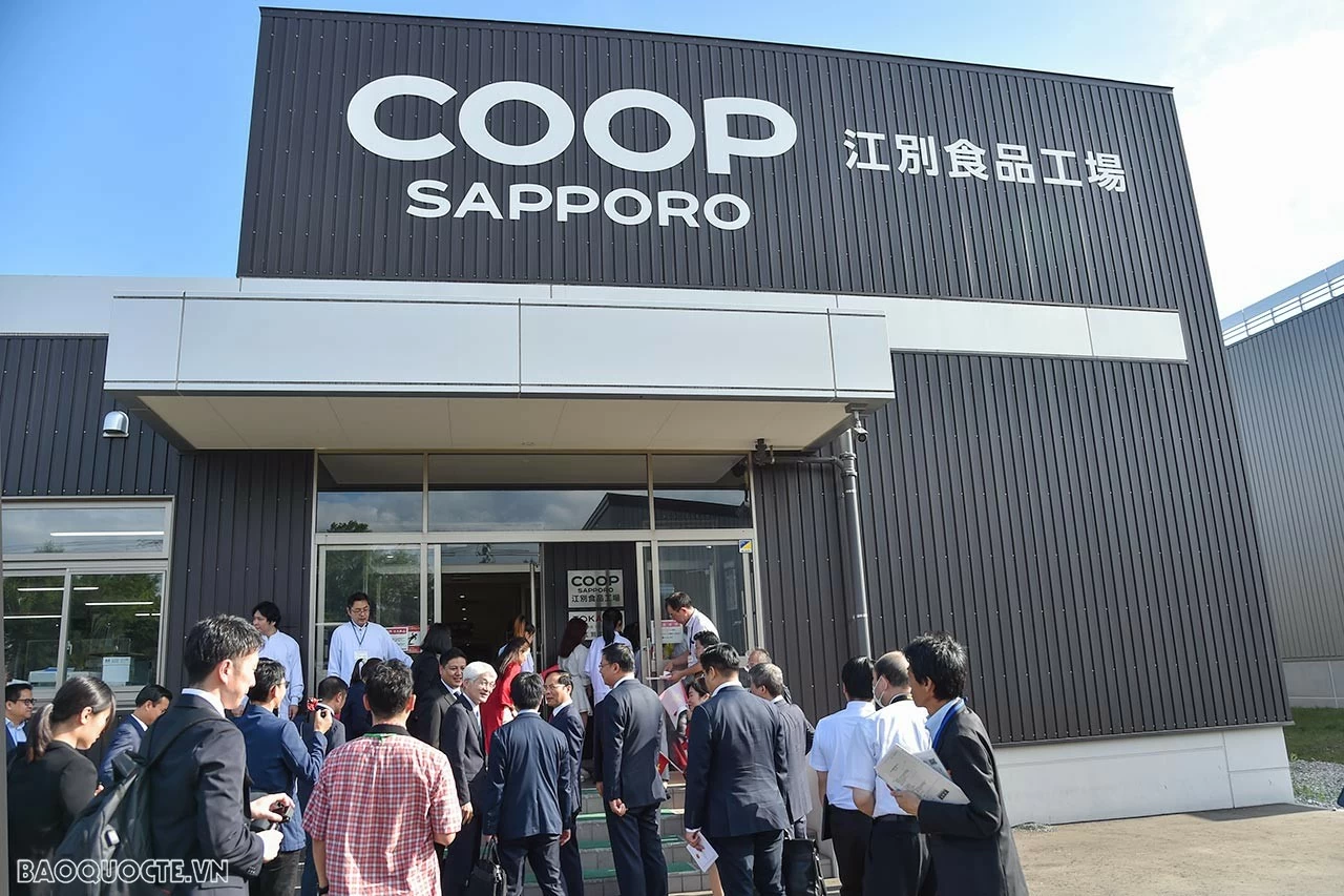 Bộ trưởng Ngoại giao Bùi Thanh Sơn thăm nhà máy Ebetsu của Coop Sapporo tại Hokkaido và giao lưu với thực tập sinh Việt Nam