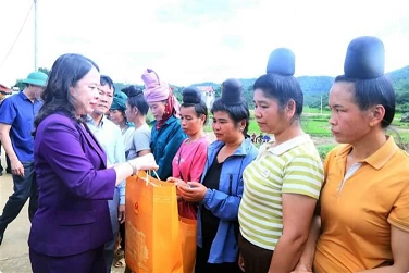 Vice President examines post-flood recovery in Son La