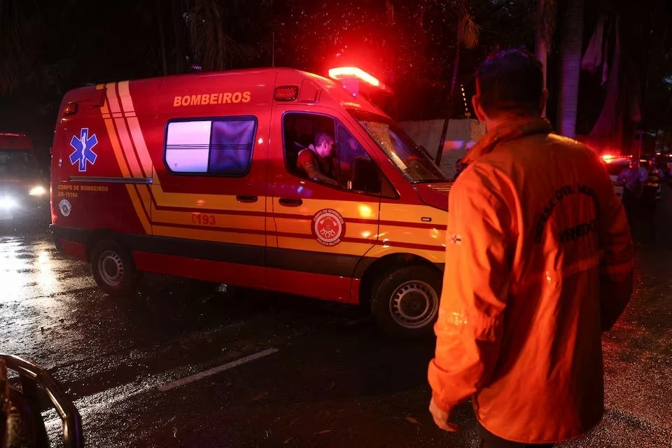 Authorities arrive at the scene of a plane crash in Vinhedo, Brazil, August 9. (Source: Reuters)