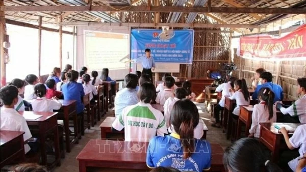 Hau Giang: Ethnic minority children benefit from free English classes