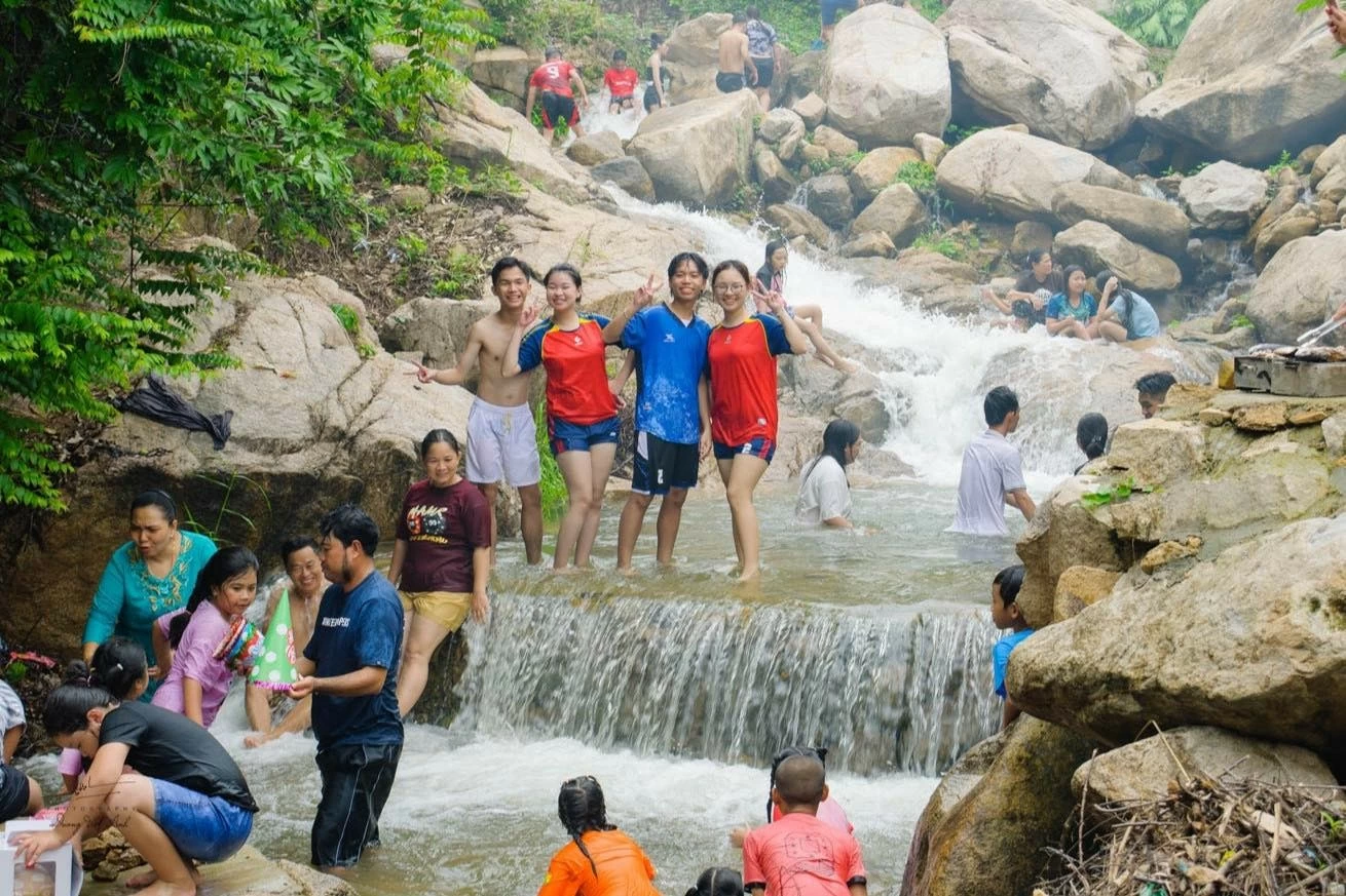 Về Núi Cấm săn mây, tắm suối mát lạnh Về Núi Cấm săn mây, tắm suối mát lạnh
