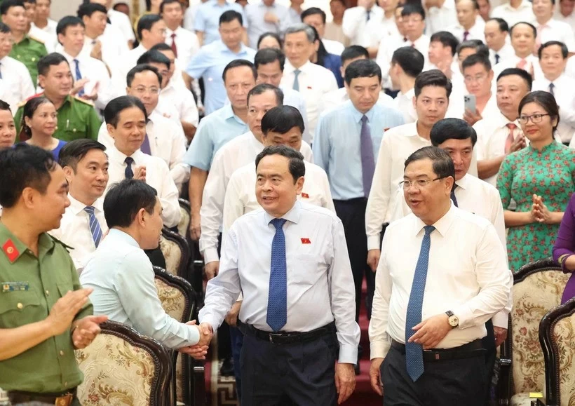 NA Chairman Tran Thanh Man (front, second from right) and delegates to the conference announcing the NA Standing Committee’s Resolution 1104/NQ-UBTVQH15 in Nam Dinh province on August 10. 