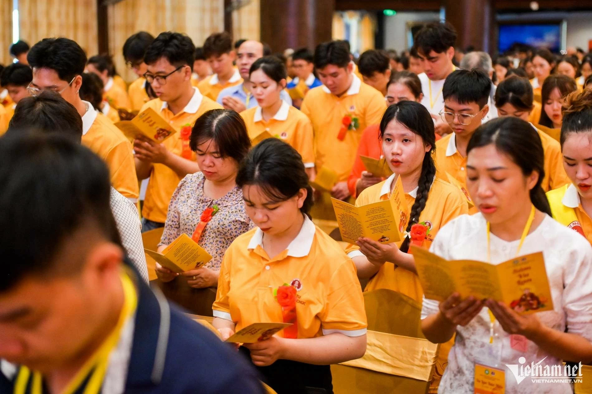 Mặc nắng nóng cao điểm, hàng nghìn người dự lễ Vu Lan tại chùa Tam Chúc