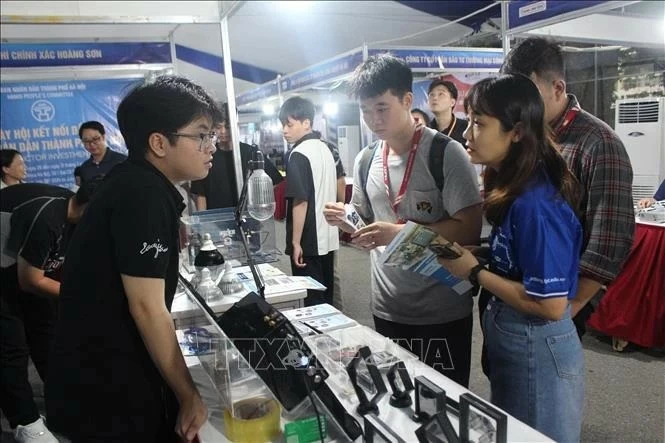 Representatives from enterprises at the Hanoi Semiconductor Investment Festival 2024.