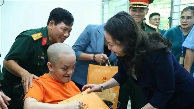 Vice President Vo Thi Anh Xuan visits AO/dioxin victims in Hanoi