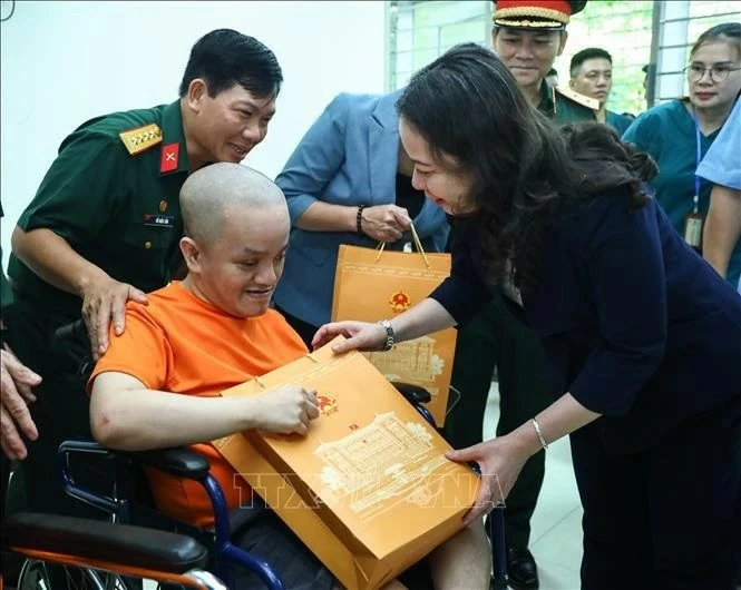 Vice President Vo Thi Anh Xuan visits AO/dioxin victims in Hanoi