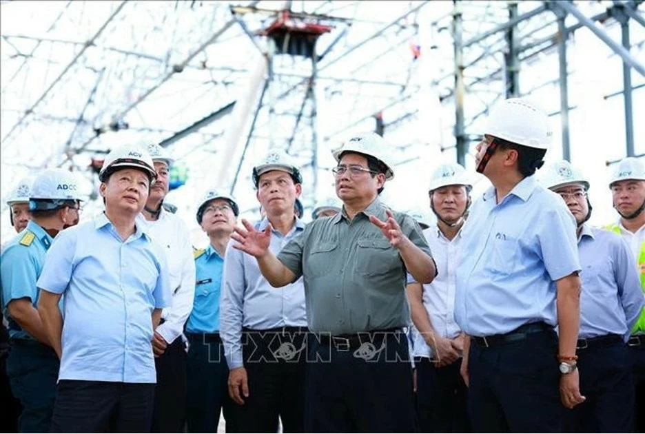 Government leader visits key transport facilities in HCM City