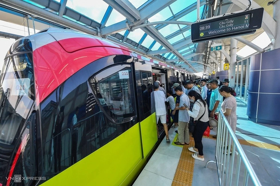 Dân hào hứng trải nghiệm metro Nhổn-Cầu Giấy. (Ảnh: Giang Huy)