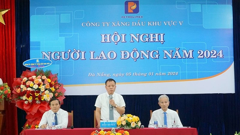 Ông Lưu Anh Tú-Chủ tịch kiêm giám đốc Công ty Xăng dầu khu vực V (đứng) phát biểu tại hội nghị. Ông Lưu Anh Tú-Chủ tịch kiêm giám đốc Công ty Xăng dầu khu vực V (đứng) phát biểu tại hội nghị.