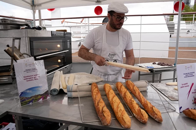 Món bánh mỳ dài được phục vụ tại Olympic Paris. (Nguồn: US News)