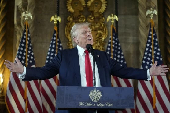 Cựu Tổng thống Mỹ Donald Trump tại cuộc họp báo ở khu nghỉ dưỡng Mar-a-Lago tại Palm Beach, Florida, ngày 8/8. Ông đánh giá Cục Dự trữ Liên bang Mỹ (Fed) đã “mắc rất nhiều sai lầm”, đồng thời cho rằng người đứng đầu Nhà Trắng ít nhất nên có tiếng nói về c