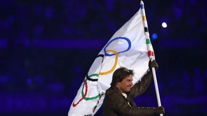 Tài tử Tom Cruise diễn cảnh mạo hiểm tại lễ bế mạc Olympic Paris 2024