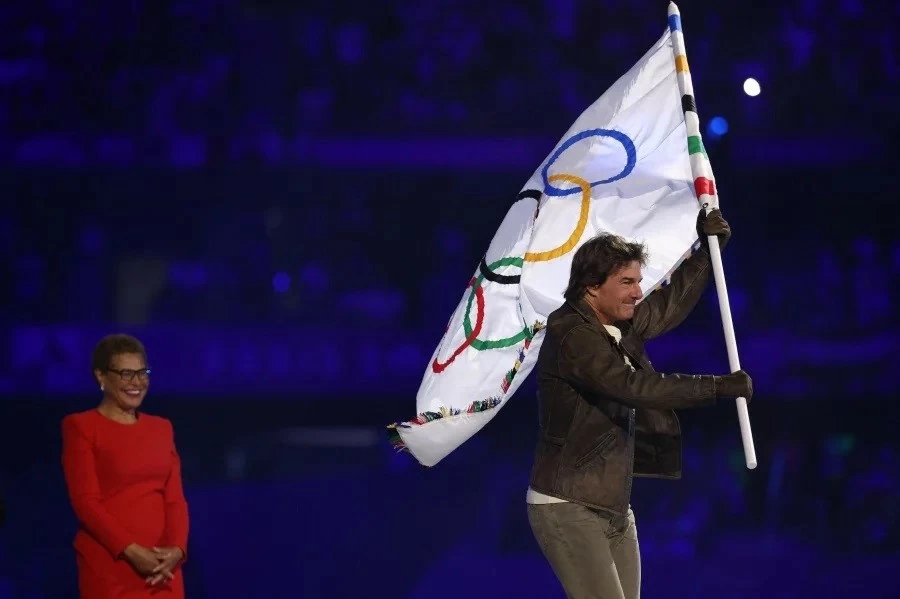 Tài tử Tom Cruise diễn cảnh mạo hiểm tại lễ bế mạc Olympic Paris 2024